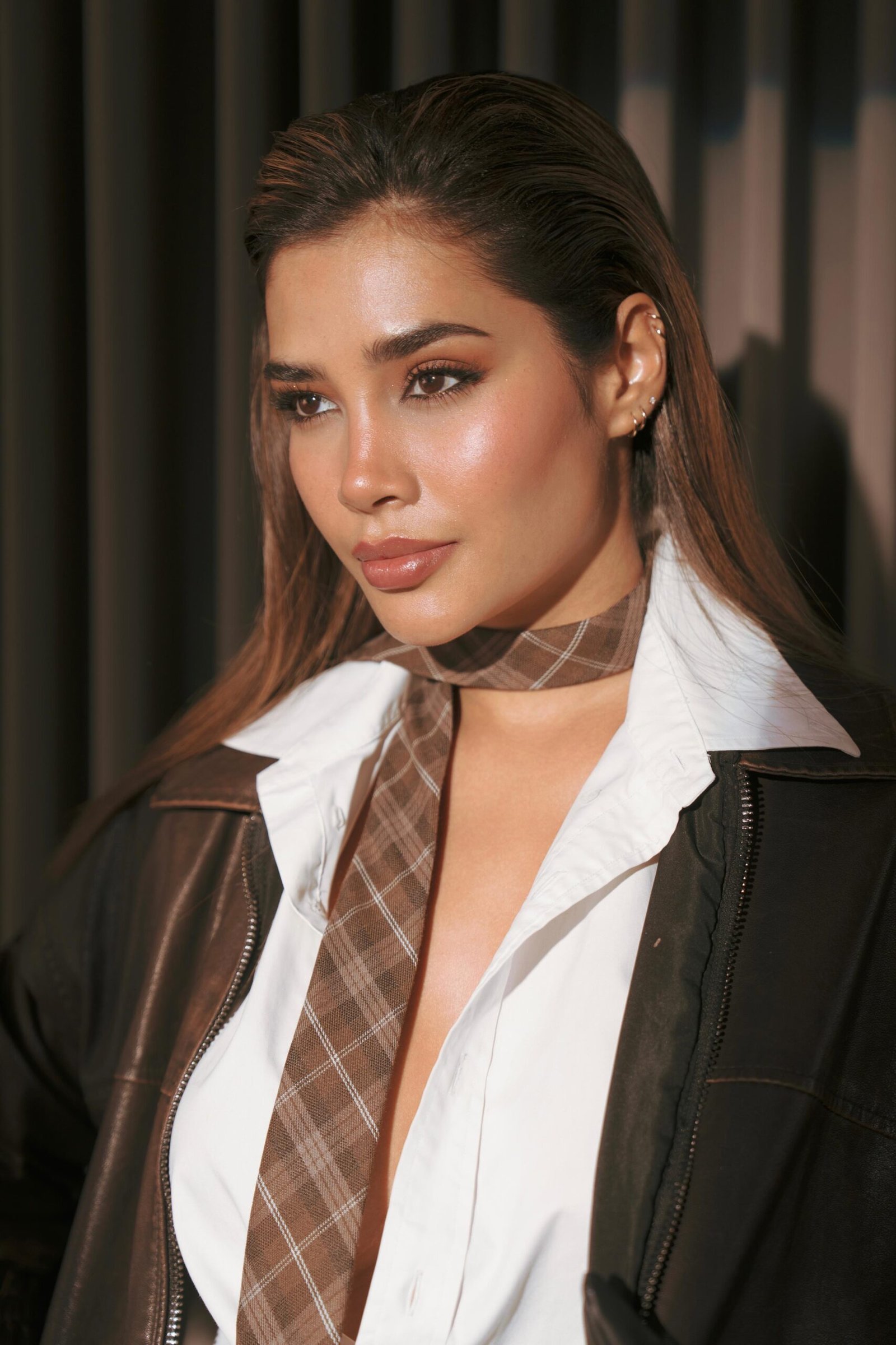 LAURA LA